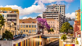 La vue scénique de Lisbonne Portugal dans une belle date du jour ensoleillée 20 peut 2019, avec les bâtiments urbains et le beau images libres de droits La vue scénique de Lisbonne Portugal dans une belle date du jour ensoleillée 20 peut 2019, avec les bâtiments urbains et le beau images libres de droits