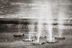 La vue scénique sur les pulvérisateurs verticaux de l'eau de mer ondule le dépassement par les canaux souterrains de plancher dan images libres de droits La vue scénique sur les pulvérisateurs verticaux de l'eau de mer ondule le dépassement par les canaux souterrains de plancher dan images libres de droits