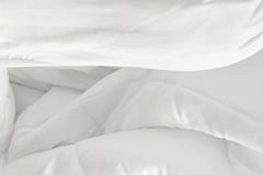La vue supérieure de l'oreiller blanc sur le lit et rider la couverture malpropre dans la chambre à coucher après se réveillent p photographie stock La vue supérieure de l'oreiller blanc sur le lit et rider la couverture malpropre dans la chambre à coucher après se réveillent p photographie stock