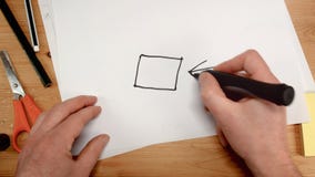 La vue supérieure, la main d'un architecte dessine la base carrée pour une maison, longueur idéale pour des sujets tels que la ré photos libres de droits La vue supérieure, la main d'un architecte dessine la base carrée pour une maison, longueur idéale pour des sujets tels que la ré photos libres de droits