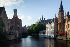 Laatste licht van zonsondergang op de gebouwen op kanalen stock foto Laatste licht van zonsondergang op de gebouwen op kanalen stock foto