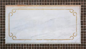 Label de marbre vide vide sur le mur de tuile photographie stock libre de droits Label de marbre vide vide sur le mur de tuile photographie stock libre de droits