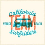 Label ou Logo Template surfant de vecteur de rétro style d'impression Ressac Van avec la typographie de planche de surf et de vin illustration stock Label ou Logo Template surfant de vecteur de rétro style d'impression Ressac Van avec la typographie de planche de surf et de vin illustration stock