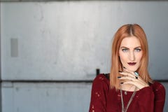 Labios atractivos de Ginger Woman del vampiro con sangre Diseño del arte del encanto de la moda Pista roja fotos de archivo Labios atractivos de Ginger Woman del vampiro con sangre Diseño del arte del encanto de la moda Pista roja fotos de archivo