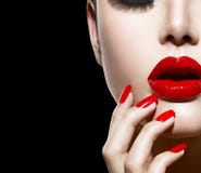 Labios y clavos atractivos rojos Labios y clavos atractivos rojos