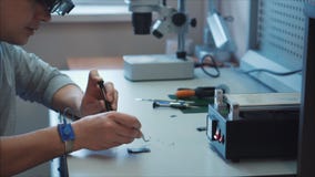 Laboratorium Badawcze, robotyka inżynier sprawdza operację mikroukład w urządzeniu przenośnym zbiory wideo Laboratorium Badawcze, robotyka inżynier sprawdza operację mikroukład w urządzeniu przenośnym zbiory wideo