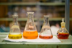 Laboratoriumprovrör och flaskor med färgflytande arkivbilder Laboratoriumprovrör och flaskor med färgflytande arkivbilder