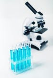 Laboratório com tubos de ensaio e microscópio Fotografia de Stock Laboratório com tubos de ensaio e microscópio Fotografia de Stock