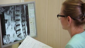 Laboratório do tomografia computorizada Exame médico /examination da varredura em um hospital moderno Máquina e telas de MRI com video estoque Laboratório do tomografia computorizada Exame médico /examination da varredura em um hospital moderno Máquina e telas de MRI com video estoque