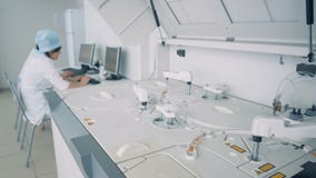 Laboratório médico funcional com o analisador bioquímico nele filme Laboratório médico funcional com o analisador bioquímico nele filme