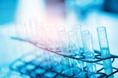 Laborforschung - wissenschaftliche Glaswaren für chemischen Hintergrund lizenzfreies stockbild Laborforschung - wissenschaftliche Glaswaren für chemischen Hintergrund lizenzfreies stockbild