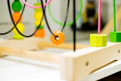 Labyrinthe de perle de fil se tenant sur une table Activités d'enfant Jouet éducatif coloré Fil en bois Maze Educational Game Toy photos stock Labyrinthe de perle de fil se tenant sur une table Activités d'enfant Jouet éducatif coloré Fil en bois Maze Educational Game Toy photos stock
