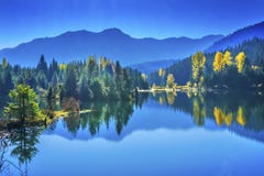 Lac Autumn Snoqualme Pass Washing gold d'arbres de Yewllow de l'eau bleue image stock Lac Autumn Snoqualme Pass Washing gold d'arbres de Yewllow de l'eau bleue image stock