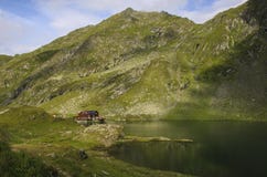 Lac Balea près de route de Transfagarasan dans le Mountai carpathien photos stock Lac Balea près de route de Transfagarasan dans le Mountai carpathien photos stock