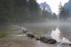 Lac brumeux circulant sur des roches photographie stock Lac brumeux circulant sur des roches photographie stock