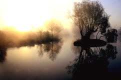 Lac brumeux excessif au lever de soleil photo stock Lac brumeux excessif au lever de soleil photo stock