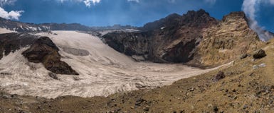 Lac congelé de cratère à l'intérieur de volcan de Mutnovsky photos libres de droits Lac congelé de cratère à l'intérieur de volcan de Mutnovsky photos libres de droits