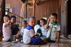 LAC D'INLE, MYANMAR 26 SEPTEMBRE 2016 : Étudiants locaux non identifiés à l'école, pendant leur temps de déjeuner photos libres de droits LAC D'INLE, MYANMAR 26 SEPTEMBRE 2016 : Étudiants locaux non identifiés à l'école, pendant leur temps de déjeuner photos libres de droits