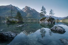 Lac dans les montagnes photographie stock libre de droits Lac dans les montagnes photographie stock libre de droits
