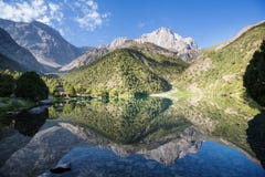 Lac de montagnes de Fann image libre de droits Lac de montagnes de Fann image libre de droits