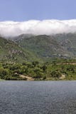 Lac de Padula (lac Padula) près du village de montagne Oletta dans la région de Nebbio, Corse du nord, France photos stock Lac de Padula (lac Padula) près du village de montagne Oletta dans la région de Nebbio, Corse du nord, France photos stock