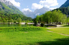 Lac Jasna dans Kranjska Gora, Slovénie photographie stock libre de droits Lac Jasna dans Kranjska Gora, Slovénie photographie stock libre de droits