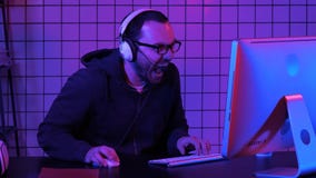 Lac mauvais de gamer fâché tout en jouant sur l'ordinateur Gamer émotif photo stock Lac mauvais de gamer fâché tout en jouant sur l'ordinateur Gamer émotif photo stock