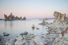 Lac mono avec la roche de tuf dans le comté de Mono, la Californie, Etats-Unis Images libres de droits Lac mono avec la roche de tuf dans le comté de Mono, la Californie, Etats-Unis Images libres de droits