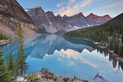 Lac moraine au lever de soleil, parc national de Banff, Canada images stock Lac moraine au lever de soleil, parc national de Banff, Canada images stock