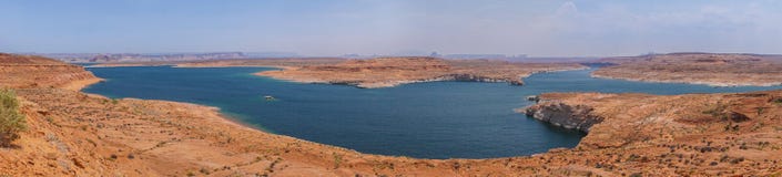 Lac Powell, formations de roche rouges de panorama entourant un lac bleu dans le désert de l'Arizona, Etats-Unis images libres de droits Lac Powell, formations de roche rouges de panorama entourant un lac bleu dans le désert de l'Arizona, Etats-Unis images libres de droits