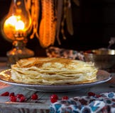 Lacez les crêpes et la cerise sur la table Semaine de crêpe photo stock Lacez les crêpes et la cerise sur la table Semaine de crêpe photo stock