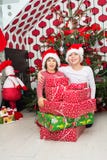 Lachende Kinder mit Weihnachtsgeschenken lizenzfreies stockbild Lachende Kinder mit Weihnachtsgeschenken lizenzfreies stockbild