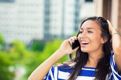 Lachende vrouw die op mobiele telefoon spreken royalty-vrije stock foto Lachende vrouw die op mobiele telefoon spreken royalty-vrije stock foto