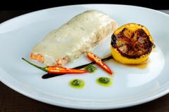 Lachssteaksahnesauce lizenzfreie stockfotografie Lachssteaksahnesauce lizenzfreie stockfotografie
