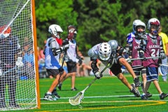 Lacrosse de la jeunesse de garçons photographie stock libre de droits Lacrosse de la jeunesse de garçons photographie stock libre de droits