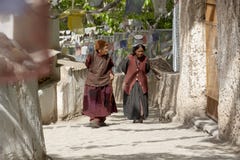 LADAKH, ИНДИЯ - 14-ое сентября 2018: Неопознанный тибетский буддист d стоковые фотографии rf LADAKH, ИНДИЯ - 14-ое сентября 2018: Неопознанный тибетский буддист d стоковые фотографии rf