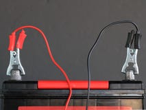 Ladende autobatterij royalty-vrije stock afbeeldingen Ladende autobatterij royalty-vrije stock afbeeldingen