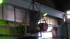 Lading van metaal met behulp van een brugkraan, het werk in een pakhuis, een pakhuis van metaal stock videobeelden Lading van metaal met behulp van een brugkraan, het werk in een pakhuis, een pakhuis van metaal stock videobeelden