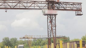 Lading van metaalproducten door een brugkraan, het werk van een brugkraan in productie, een kraan in een pakhuis Lading van metaalproducten door een brugkraan, het werk van een brugkraan in productie, een kraan in een pakhuis