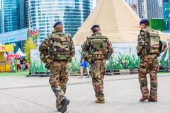 Laförsvar, Frankrike - Juli 17 2016: Den franska militära patrullen tilldelar arkivfoton Laförsvar, Frankrike - Juli 17 2016: Den franska militära patrullen tilldelar arkivfoton