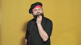 Laga mat i en svart dr?kt p? en gul bakgrund stock video Laga mat i en svart dr?kt p? en gul bakgrund stock video