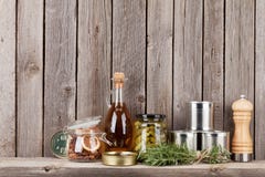 Laga mat ingredienser, örter och kryddor på hylla fotografering för bildbyråer Laga mat ingredienser, örter och kryddor på hylla fotografering för bildbyråer