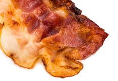 Lagad mat frasig skiva av bacon som isoleras på vit bakgrund close fotografering för bildbyråer Lagad mat frasig skiva av bacon som isoleras på vit bakgrund close fotografering för bildbyråer