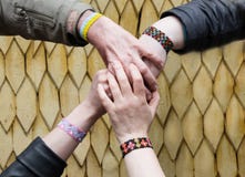Lagbyggnad i natur Många händer i ljusa armband tillsammans royaltyfri bild Lagbyggnad i natur Många händer i ljusa armband tillsammans royaltyfri bild