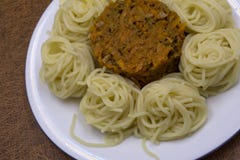 Lage carburator plantaardige spaghetti van wortelen en spaghetti in bouillon stock foto Lage carburator plantaardige spaghetti van wortelen en spaghetti in bouillon stock foto