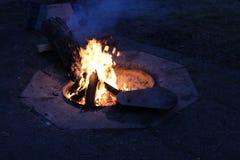 Lagerfeuer an Blackhawk-Campingplätzen lizenzfreies stockbild Lagerfeuer an Blackhawk-Campingplätzen lizenzfreies stockbild