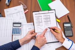 Laget analyserar affärskostnaderna av årsbudgeten royaltyfri bild Laget analyserar affärskostnaderna av årsbudgeten royaltyfri bild