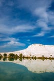 Lago accanto alla collina bianca come la neve - Pamukkale, un punto di riferimento turistico immagine stock Lago accanto alla collina bianca come la neve - Pamukkale, un punto di riferimento turistico immagine stock