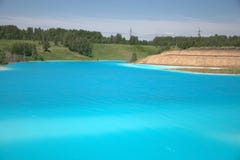 Lago azul con las altas orillas arenosas demasiado grandes para su edad con paisaje conífero del bosque imagen de archivo Lago azul con las altas orillas arenosas demasiado grandes para su edad con paisaje conífero del bosque imagen de archivo