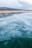 Lago Baikal congelato Bella montagna vicino alla superficie del ghiaccio un giorno gelido Sfondo naturale fotografia stock libera da diritti Lago Baikal congelato Bella montagna vicino alla superficie del ghiaccio un giorno gelido Sfondo naturale fotografia stock libera da diritti